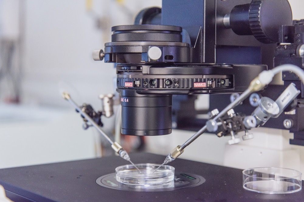 Detail mikromanipulátoru nad Petriho miskou v embryologické laboratoři