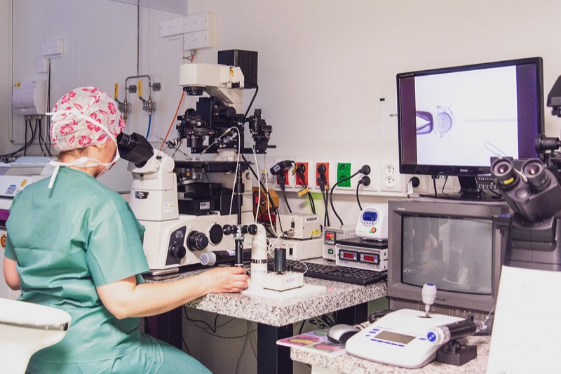 Pracoviště embryologické laboratoře s&nbsp;mikroskopem a&nbsp;monitorem