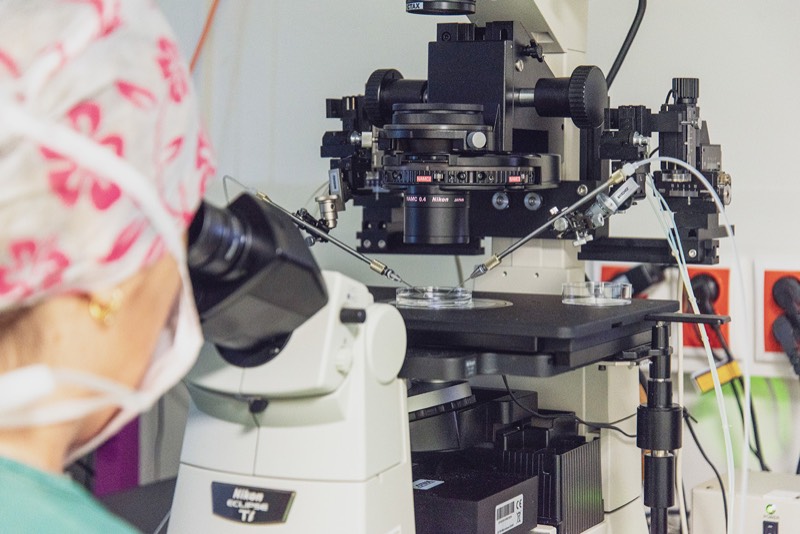 Detail mikroskopu s&nbsp;mikromanipulátorem v&nbsp;embryologické laboratoři