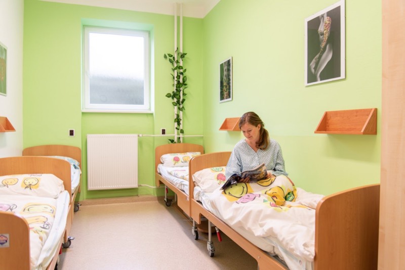 Pacientka odpočívá na pokoji po zákroku