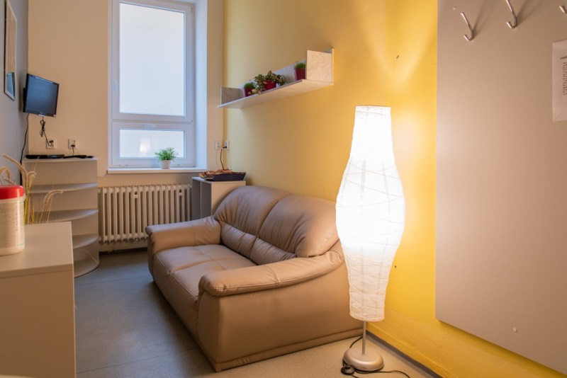 Klidná místnost s&nbsp;pohovkou a&nbsp;lampou